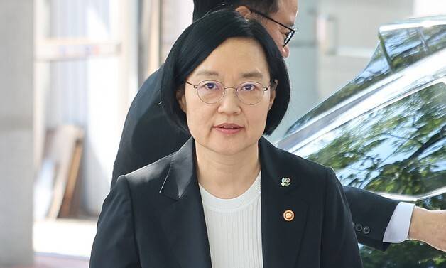 한성숙 국무총리 후보자가 지난 9일 서울 종로구 금융감독원 연수원에 마련된 인사청문회 준비 사무실로 출근하고 있다. 최현수 기자 emd@hani.co.kr