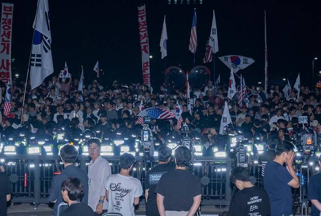 3일 경기 과천시 중앙선거관리위원회 앞에서 시민들이 투표용지 부족 사태에 항의하고 있다. 강예진 기자