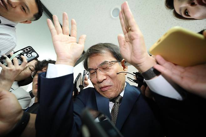 2023년 6월 2일 오전 노태악 당시 중앙선거관리위원장이 경기 과천시 중앙선거관리위원회에서 열린 고위직 간부 자녀 특혜 채용 의혹 관련 위원회의를 마치고 나오며 취재진에게 질문 세례를 받고 있다. 뉴시스