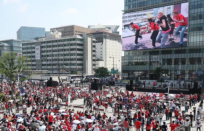 2026 북중미 월드컵 조별 리그 A조 한국과 체코의 경기가 열린 12일 서울 종로구 광화문광장에서 시민들이 거리 응원에 앞서 열린 축하 공연을 보고 있다. 연합뉴스