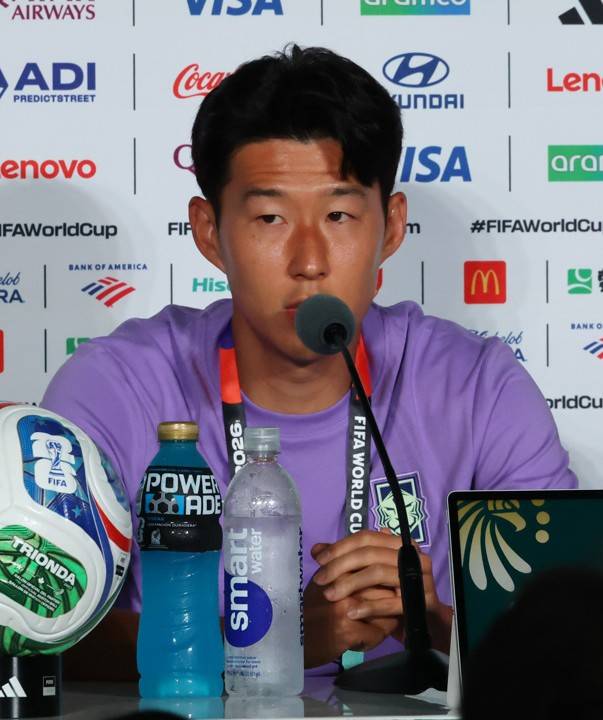 질문에 답하는 손흥민