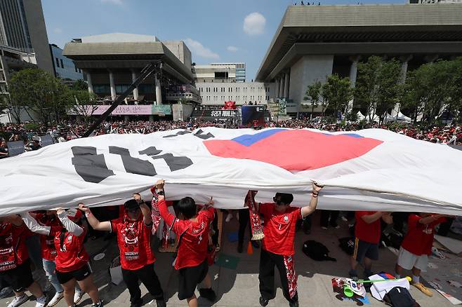 <yonhap photo-6416=""> 광화문 광장을 덮은 대형 태극기 (서울=연합뉴스) 김성민 기자 = 2026 북중미 월드컵 조별리그 A조 한국과 체코의 경기가 열린 12일 서울 종로구 광화문광장에 설치된 축구 거리응원 무대에서 시민들이 대형 태극기를 펼쳐들고 있다. 2026.6.12 ksm7976@yna.co.kr/2026-06-12 13:55:59/ 연합뉴스</yonhap>