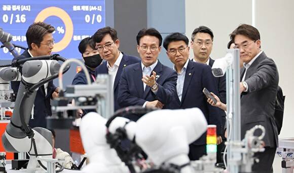 김민석 국무총리가 11일 대구 한국로봇산업진흥원 첨단로봇실증지원센터를 시찰하고 있다 [사진=연합뉴스]