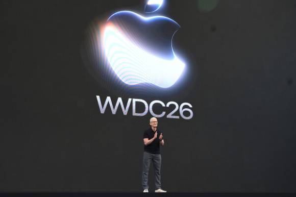 팀 쿡 애플 CEO가 마지막 세계개발자회의(WWDC) 기조연설에 나서고 있다. [사진=AP통신]