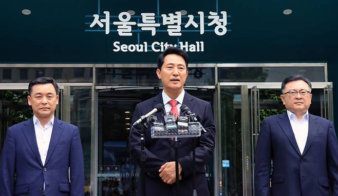 오세훈 국민의힘 서울시장이 지난 4일 서울시청에서 시민들에게 당선 감사 인사를 전하고 있다. 뉴스1