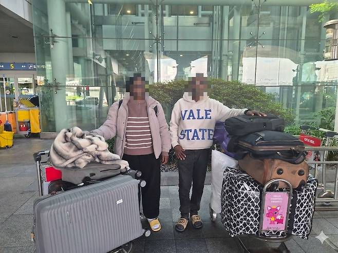 지난 8일 인천국제공항 앞에서 만난 은보코 부부. 변민철 기자