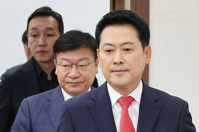 장동혁 국민의힘 대표와 정점식 원내대표가 11일 서울 여의도 국회에서 열린 최고위원회의에 참석하고 있다. 뉴스1
