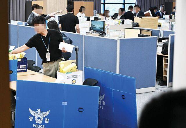 투표용지 부족 사태 수사에 나선 검·경 합동수사본부 및 경찰 관계자들이 11일 경기도 과천 중앙선거관리위원회를 압수수색하고 있다. 과천=윤웅 기자