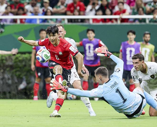 12일(한국시각) 멕시코 사포판 과달라하라 스타디움에서 열린 2026 북중미 월드컵 A조 1차전 한국과 체코의 후반 경기. 황인범이 동점골을 넣고 있다. 과달라하라(멕시코)=이한형기자