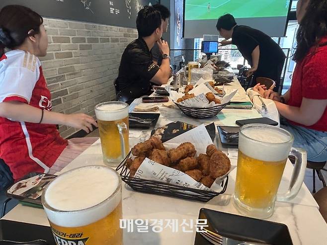 교촌치킨 숙명여대점. 직장인들이 삼삼오오 모여 월드컵 경기 응원에 나선 모습. [변덕호 기자]