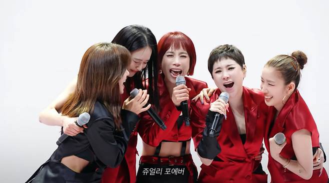 그룹 쥬얼리가 불화설이 불거졌던 서인영과 조민아까지 뭉치면서 20년 만에 완전체 무대를 선보였다. /사진=유튜브 채널 '개과천선 서인영' 영상