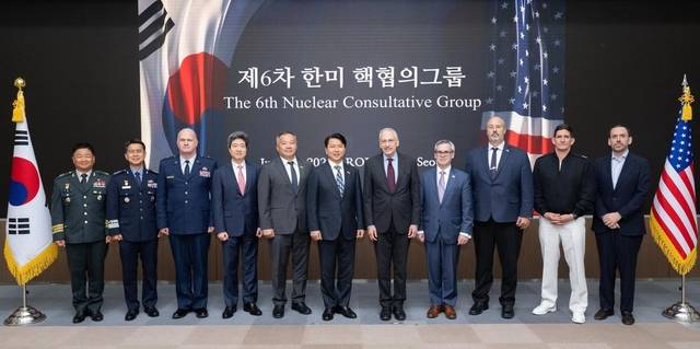11일 서울 용산구 국방부 대회의실에서 열린 제6차 한미 핵협의그룹(NCG) 회의에서 김홍철(왼쪽 6번째) 국방부 국방정책실장과 로버트 수퍼 미 국방부(전쟁부) 핵억제·WMD대응정책 부차관보를 비롯한 회의 참석자들이 기념 촬영하고 있다. 국방부 제공