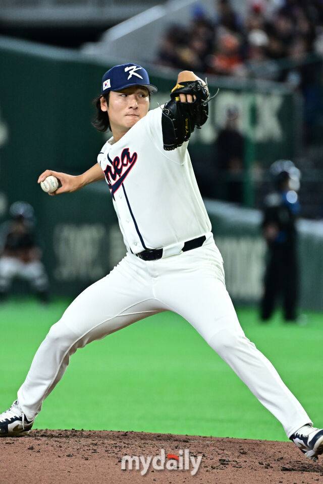 8일 일본 도쿄돔에서 열린 2026 월드 베이스볼 클래식(WBC) 조별리그 한국-대만 경기.곽빈이 4회초 마운드에 올라 힘차게 투구하고 있다.