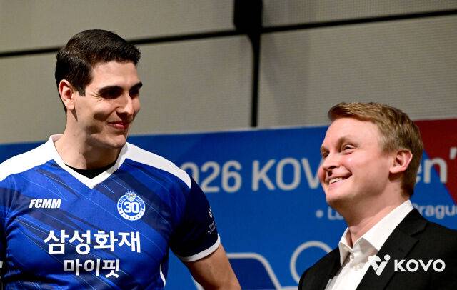 토미 틸리카이넨 삼성화재 감독이 지난 5월 체코 프라하에서 열린 2026 외국인선수 드래프트에서 브라질 출신 펠리페 호키를 지명한 뒤 악수를 나누고 있다./한국배구연맹(KOVO) 제공
