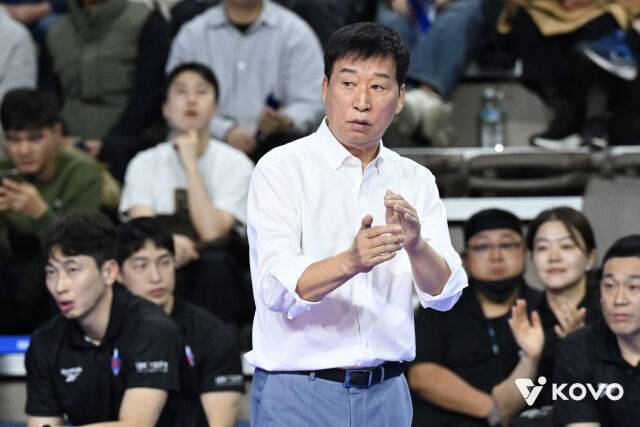 2025년 컵대회에서 IBK기업은행 지휘봉을 잡은 김호철 감독./한국배구연맹(KOVO)