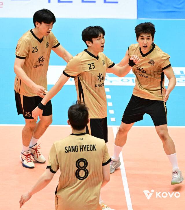 KB손해보험이 12일 단양국민체육센터에서 열린 2026 한국실업배구연맹&프로배구 퓨처스 챔프전 단양대회 조별리그 B조 부산광역시체육회 경기에서 미소를 짓고 있다./KOVO 제공