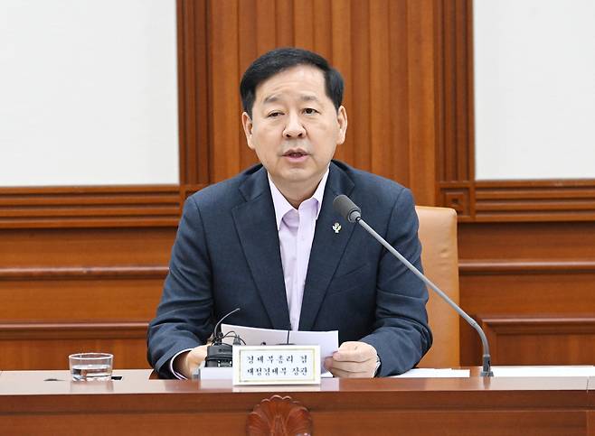 구윤철 부총리 겸 재정경제부 장관이 12일 서울 종로구 정부서울청사에서 열린 ‘비상경제본부회의 겸 경제관계장관회의’를 주재, 모두발언을 하고 있다. [재정경제부 제공]