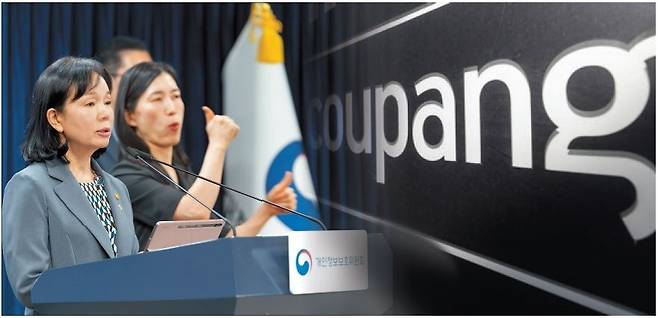 개인정보보호위원회가 역대 최대 수진인 6247억원의 과징금을 쿠팡에 부여하고 집단분쟁조정에 착수하자, 쿠팡은 전직 개보위원장이 소속된 로펌을 소송 대리인으로 선임하고 총력 대응에 나섰다.사진은 브리핑에 나선 송경희 개인정보위 위원장과 서울 송파구 쿠팡 사옥 모습.  [연합]·윤창빈 기자