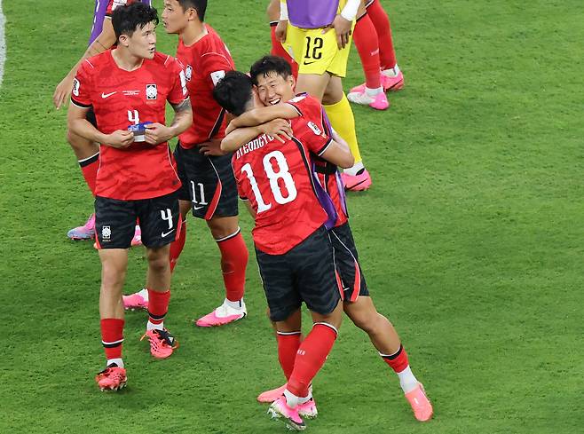 11일(현지시간) 멕시코 사포판 과달라하라 스타디움에서 열린 2026 북중미 월드컵 A조 1차전 한국과 체코의 경기. 경기 종료 후 오현규가 손흥민과 환호하고 있다. [연합]