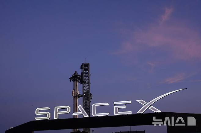 [보카치카=AP/뉴시스] 일론 머스크가 이끄는 스페이스X가 우주 기반 인공지능(AI) 데이터센터의 첫 시험 운영을 내년 말로 앞당겨 추진한다. 대규모 기업공개(IPO)를 앞두고 차세대 핵심 성장동력인 우주 AI 인프라 구축 일정을 구체화하는 모습이다. 미국 월스트리트저널(WSJ)은 9일(현지시간) 스페이스X 경영진이 최근 열린 투자설명회에서 2027년 말까지 우주 기반 AI 컴퓨팅 인프라의 초기 시범 시스템을 발사하겠다는 계획을 제시했다고 보도했다. 이는 공식 IPO 투자설명서에 기재된 ‘이르면 2028년 배치’라는 기존 목표보다 일정을 한 단계 앞당긴 것이다. 사진은 2024년 11월 18일(현지시간) 미 텍사스주 보카치카 스타베이스에서 스페이스X의 대형 우주선 스타십이 시험비행을 앞두고 발사대에 세워져 있는 모습. 2026.06.11.