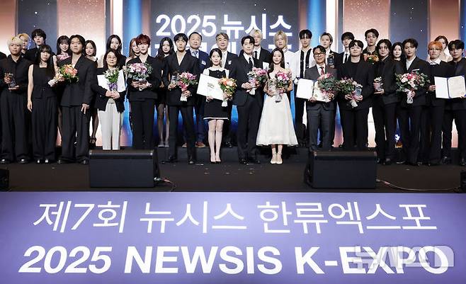 [서울=뉴시스] 조성우 기자 = 28일 서울 중구 롯데호텔에서 열린 제7회 뉴시스 한류엑스포(2025 K-엑스포)에서 염영남 뉴시스 대표이사와 길기연 서울관광재단 대표이사, 문화체육관광부장관상 수상 배우 겸 가수 아이유 등 각 부문 수상자들이 기념촬영을 하고 있다. 2025.08.28. xconfind@newsis.com