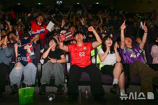 [광주=뉴시스] 이영주 기자 = 2026 FIFA 북중미 월드컵 A조 1차전 대한민국 대 체코전이 열린 12일 오전 국가대표 축구선수 조규성(FC미트월란)의 모교인 광주 남구 광주대학교에서 교직원과 재학생들이 황인범의 동점골에 환호하고 있다. 2026.06.12. leeyj2578@newsis.com