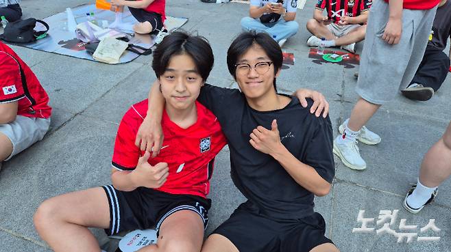 미국에서 유학 중인 김태민(18)씨가 친구와 함께 광화문 광장을 찾아 포즈를 취하고 있다. 송선교 기자