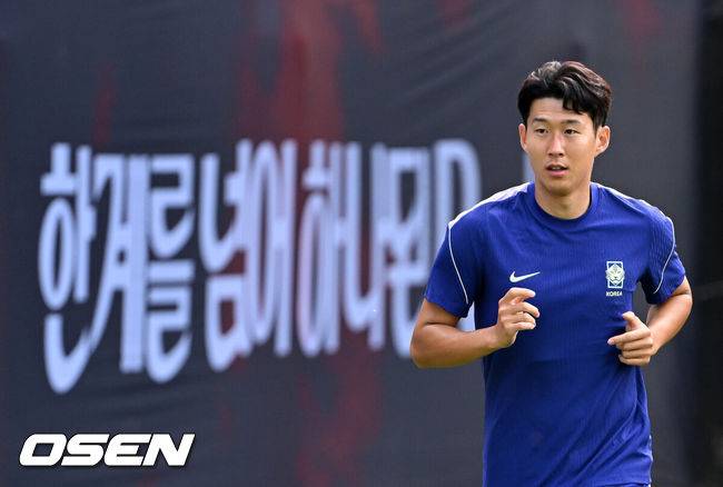 [OSEN=사포판(멕시코), 이대선 기자] 2026 북중미 월드컵에 참가하는 대한민국 축구국가대표팀이 11일(한국시각) 멕시코 과달라하라 인근 사포판의 치바스 베르데 바예에서 훈련을 진행했다.대한민국 월드컵대표팀은 오는 12일 오전 11시(한국시각) 체코와 2026년 북중미 월드컵 조별리그 A조 1차전을 펼친다.손흥민이 훈련을 하고 있다. 2026.06.11 /sunday@osen.co.kr