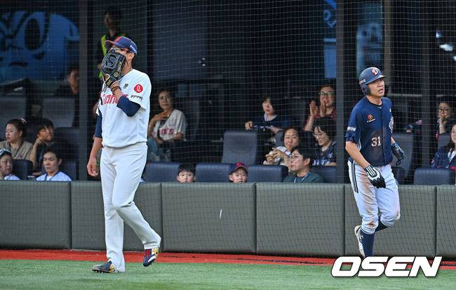 [OSEN=부산, 이석우 기자] 11일 부산 사직야구장에서 2026 신한 SOL KBO 리그 롯데 자이언츠와 두산 베어스의 경기가 열렸다. 홈팀 롯데는 박세웅이, 방문팀 두산은 타카다가 선발 출전했다.롯데 자이언츠 박세웅이 1회초 무사 1루 두산 베어스 카메론의 좌중간 2루타때 정수빈에게 득점을 허용하고 아쉬워하고 있다. 2026.06.11 / foto0307@osen.co.kr