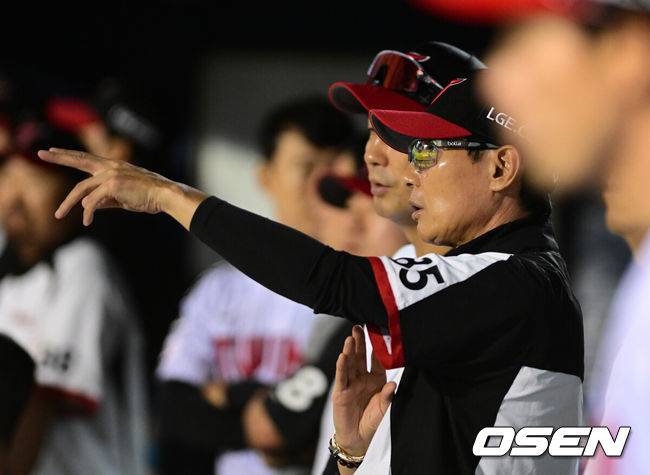 [OSEN=잠실, 지형준 기자] LG 트윈스가 SSG 랜더스를 대파하고 주중 3연전을 싹쓸이, 3연승을 내달렸다.염경엽 감독이 이끄는 LG는 11일 서울 잠실구장에서 열린 2026 신한 SOL KBO리그 SSG와의 홈경기에서 15-1로 크게 이겼다. 이날 승리로 3연을 달성한 LG는 39승23패를 만들었다. 반면 3연패에 빠진 SSG는 26승35패1무를 마크했다.8회 LG 염경엽 감독이 김광삼 코치와 이야기를 나누고 있다. 2026.06.11&nbsp;/ jpnews@osen.co.kr