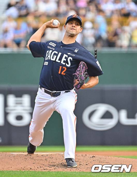 [OSEN=부산, 이석우 기자] 6일 부산 사직야구장에서 2026 신한 SOL KBO 리그 롯데 자이언츠와 한화 이글스의 경기가 열렸다. 홈팀 롯데는 이민석이, 방문팀 한화는 에르난데스가 선발 출전했다.한화 이글스 선발 투수 에르난데스가 역투하고 있다. 2026.06.06 / foto0307@osen.co.kr