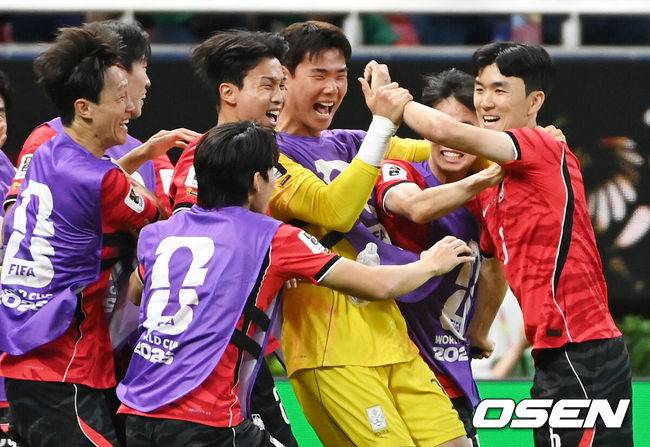 [OSEN=과달라하라(멕시코), 이대선 기자] 교체 카드가 그대로 적중했다. '슈퍼 조커'로 나선 오현규(25, 베식타스)가 짜릿한 역전골을 터트리며 포효했다.홍명보 감독이 이끄는 대한민국 축구대표팀은 12일(한국시간) 멕시코 과달라하라의 에스타디오 과달라하라에서 열린 2026 국제축구연맹(FIFA) 북중미 월드컵 A조 1차전에서 체코를 상대로 2-1 역전승을 거뒀다. 남아프리카공화국을 2-0으로 제압한 개최국 멕시코에 이은 조&nbsp;2위다.후반 동점골을 성공시킨 황인범이 환호하고 있다. 2026.06.12 /sunday@osen.co.kr