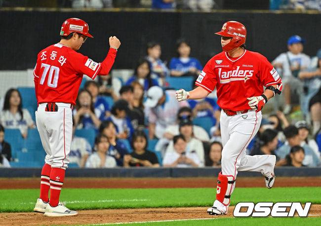 [OSEN=대구, 이석우 기자] 12일 대구삼성라이온즈파크에서 2026 신한 SOL KBO 리그 삼성 라이온즈와 SSG 랜더스의 경기가 열렸다. 홈팀 삼성은 장찬희가, 방문팀 SSG는 타케다가 선발 출전했다. SSG 랜더스 최정이 6회초 좌월 솔로 홈런을 치고 하이파이브를 하고 있다. 2026.06.12 / foto0307@osen.co.kr