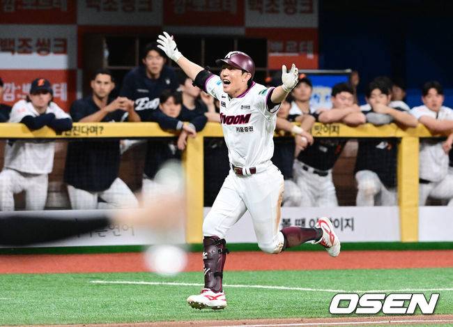 [OSEN=고척, 지형준 기자] 프로야구 키움 히어로즈가 한화 이글스 상대로 짜릿한 끝내기 승리를 거두고 연패를 끊었다.설종진 감독이 이끄는 키움은 12일 서울 잠실구장에서 열린 2026 신한 SOL KBO리그 키움과의 원정경기에서 4-3으로 승리했다.&nbsp;이날 2연패를 끊은 키움은 시즌 전적 24승40패1무를 만들었다. 반면 2연승이 끊긴 한화는 32승29패1무가 됐다.9회말 2사 1,2루에서 키움 서건창이 끝내기 안타를 날리며 기뻐하고 있다. 2026.06.12&nbsp;/ jpnews@osen.co.kr