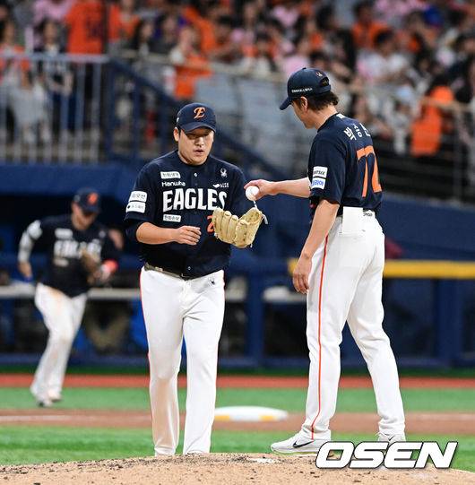 [OSEN=고척, 지형준 기자] 12일 오후 서울 고척스카이돔에서 2026 신한 SOL KBO리그 키움 히어로즈와 한화 이글스의 경기가 열렸다.2연패에 빠진 키움은 안우진, 3연승으로 4위 사수를 노리는 한화는 윌켈 에르난데스를 선발로 내세웠다.9회말 한화 박승민 코치가 이민우에게 볼을 건네고 있다. 2026.06.12&nbsp;/ jpnews@osen.co.kr
