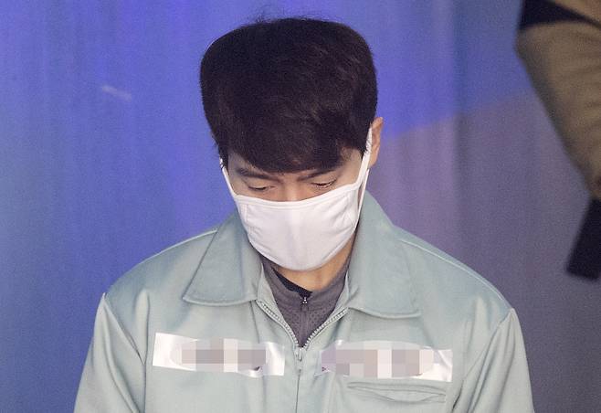 음주운전 처벌 수위를 강화한 ‘윤창호법’을 적용받아 기소된 뮤지컬 배우 손승원씨가 2019년 4월11일, 서울중앙지법에서 열린 1심 선고공판 출석을 위해 호송차에서 내려 법정으로 향하고 있다. 연합뉴스