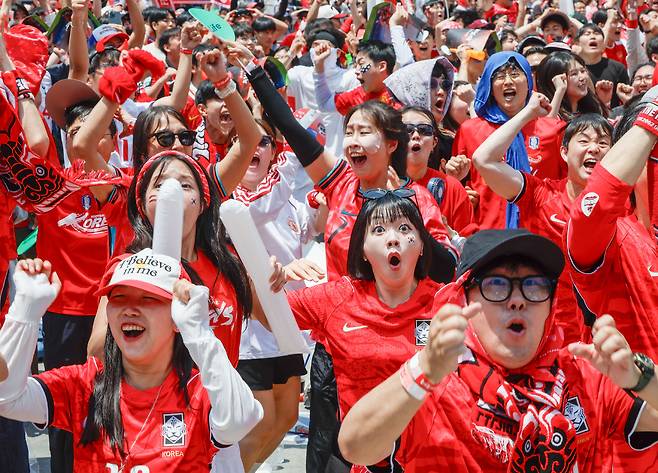 대한민국과 체코의 '2026 FIFA 북중미 월드컵' 조별리그 1차전이 열린 12일 서울 종로구 광화문광장에서 거리응원이 열린 가운데 오현규 선수가 득점하자 시민들이 환호하고 있다.