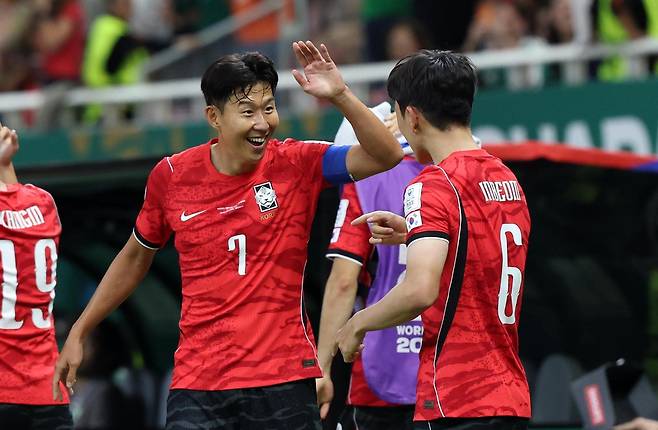 11일(현지 시간) 멕시코 과달라하라 스타디움에서 열린 2026 북중미 월드컵 조별리그 A조 대한민국과 체코의 경기에서 대한민국 손흥민이 골을 넣은 황인범과 기뻐하고 있다. 뉴시스