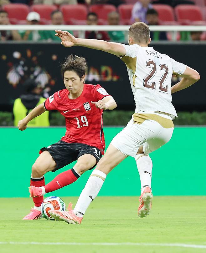 11일(현지시간) 멕시코 사포판 과달라하라 스타디움에서 열린 2026 북중미 월드컵 A조 1차전 한국과 체코의 경기. 이강인이 드리블을 하고 있다. 연합뉴스