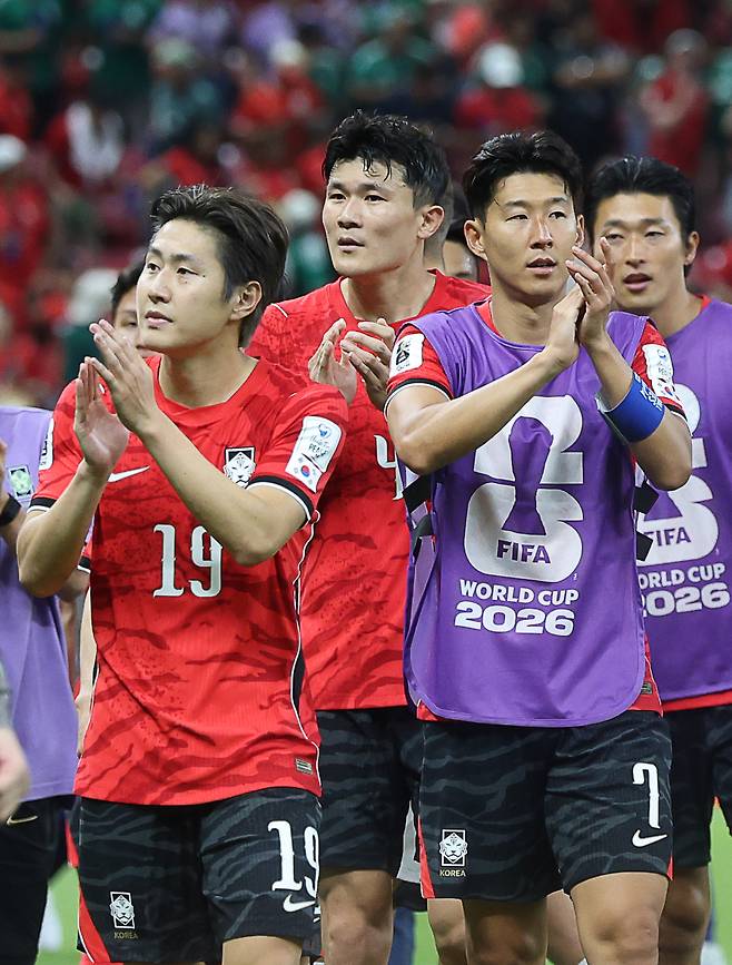 11일(현지 시간) 멕시코 과달라하라 스타디움에서 열린 2026 북중미 월드컵 조별리그 A조 대한민국과 체코의 경기 2-1로 승리한 대한민국 손흥민과 이강인, 김민재가 관중에게 박수를 보내고 있다. 뉴시스
