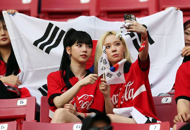 11일(현지시간) 멕시코 과달라하라 스타디움에서 열린 2026 북중미 월드컵 조별리그 A조 대한민국과 체코의 경기에서 걸그룹 에스파 멤버 카리나와 윈터가 응원석에서 셀카를 찍고 있다. 로이터연합뉴스