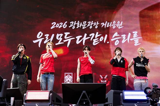 그룹 코르티스가 광화문 광장에서 열린 ‘2026 북중미월드컵’ 예선 관람 행사에 K팝 가수로는 유일하게 참석해 시민들과 응원을 하고 있다. 사진 제공=빅히트 뮤직