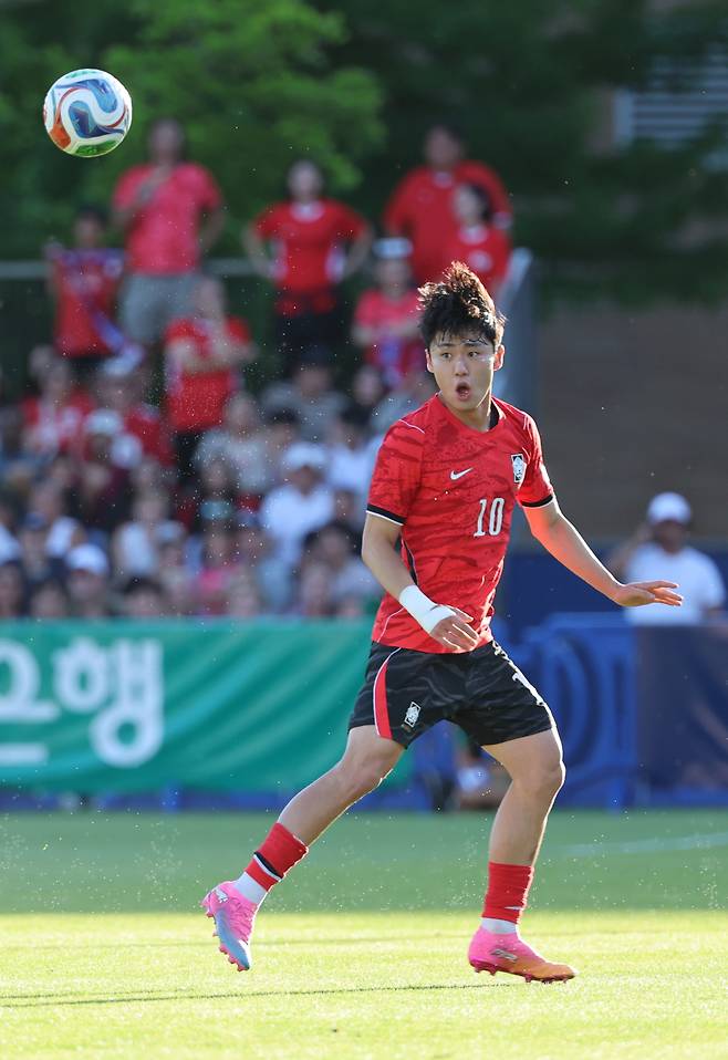 축구대표팀 이기혁이 지난 4일 엘살바도르와의 평가전에서 크로스를 올리고 있다. 연합뉴스