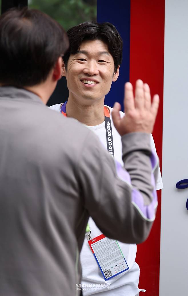 [B하인드★] 레전드 박지성, 파파 박항서 만나 '체코전? 잘하겠쥬' 손흥민 인생 건 결전의 날 밝았다
