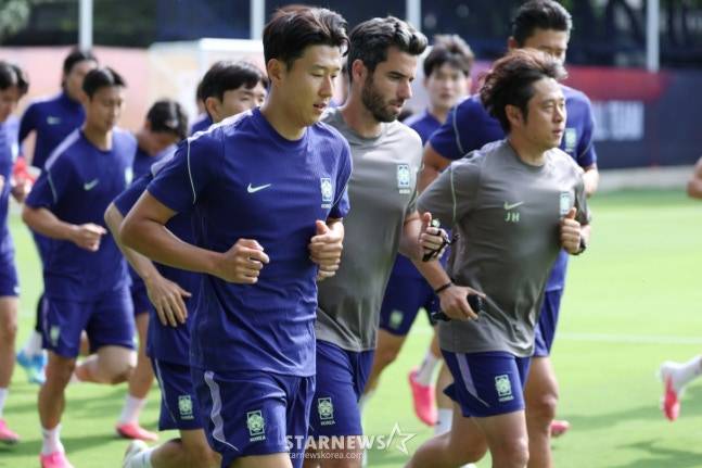 대한민국 축구 국가대표팀이 2026 북중미월드컵을 하루 앞준 10일, 멕시코 과달라하라 치바스 베르데 바예에서 훈련을 진행했다.  손흥민을 비롯한 선수들이 러닝 훈련을 하고 있다. /사진=김진경 대기자.
