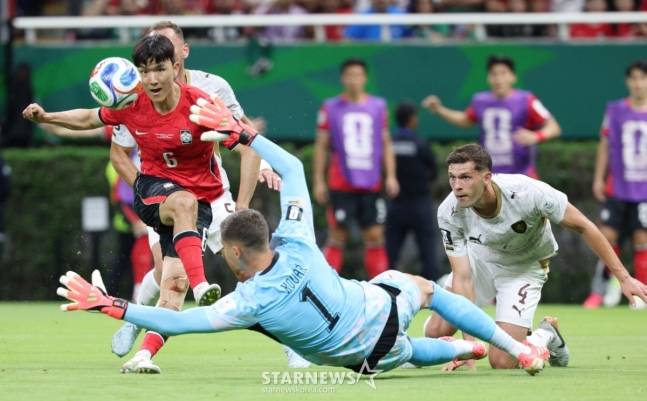 2026 북중미월드컵 A조 예선 대한민국-체코전이 12일(한국 시간) 멕시코 과달라하라 에스타디오 아크론에서 열렸다.  황인범이 체코 골키퍼를 제치는 동점골을 터뜨리고 있다. /사진=김진경 대기자.