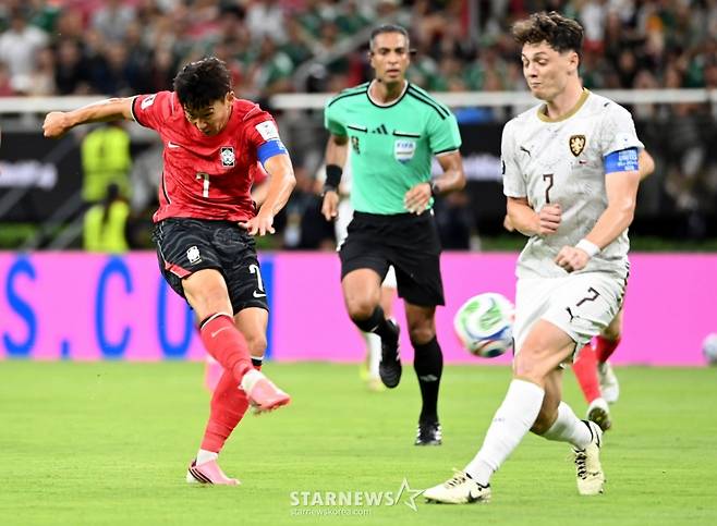 2026 북중미월드컵 A조 예선 대한민국-체코전이 12일(한국 시간) 멕시코 과달라하라 에스타디오 아크론에서 열렸다.  손흥민이 체코 크레이치를 제치고 슈팅을 날리고 있다. /사진=김진경 대기자