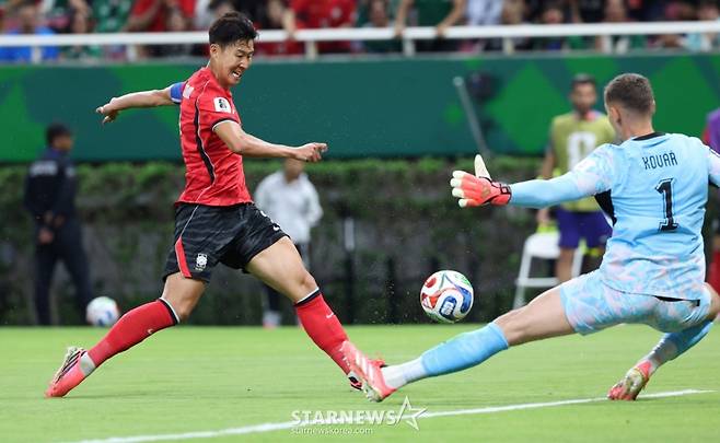 2026 북중미월드컵 A조 예선 대한민국-체코전이 12일(한국 시간) 멕시코 과달라하라 에스타디오 아크론에서 열렸다.  손흥민이 체코 골키퍼 마테아와 일대일 상황에서 슈팅을 날리고 있다. /사진=김진경 대기자