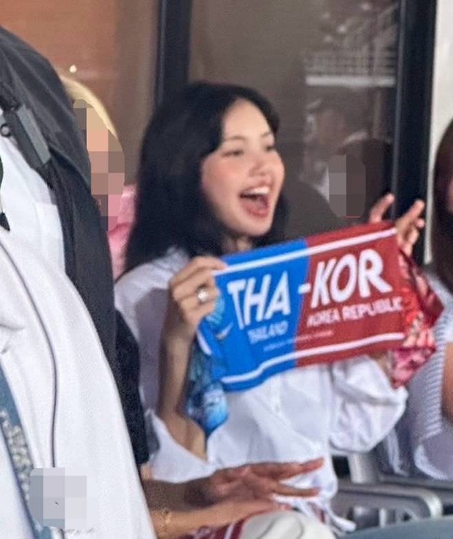 BLACKPINKs Lisa has shared a photo of herself wearing the jersey of Lee Kang-in, who plays for Paris Saint-Germain, while cheering on the South Korean national soccer team. Lisa posted a photo of her back view wearing the jersey on her social media, once again demonstrating her special affection for both South Korea and Thailand.Lisa previously earned the nickname Korean-Thai after attending a World Cup qualifier between South Korea and Thailand in person and cheering for both teams. This latest show of support also drew attention from fans, demonstrating her unwavering interest in Korean soccer.Meanwhile, Lisa is scheduled to perform at the opening ceremony of the 2026 FIFA North and Central America World Cup, which will be held at SoFi Stadium in Los Angeles, USA.