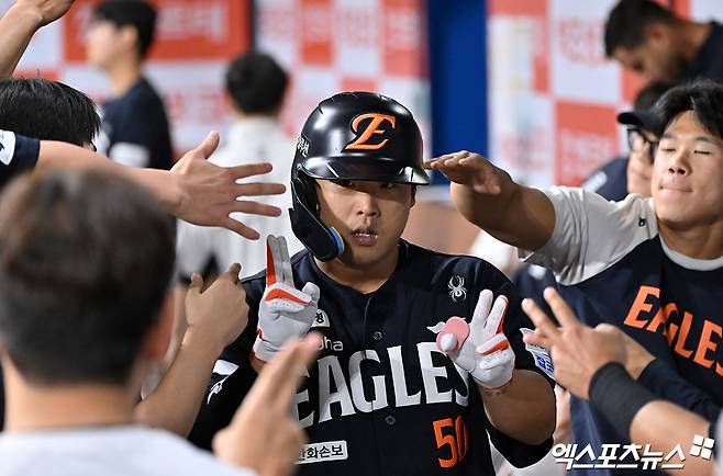 12일 오후 서울 구로구 고척스카이돔에서 열린 '2026 신한 SOL Bank KBO리그' 한화 이글스와 키움 히어로즈의 경기, 4회초 한화 강백호가 솔로 홈런을 날린 후 더그아웃에서 하이파이브를 하고 있다. 고척, 김한준 기자